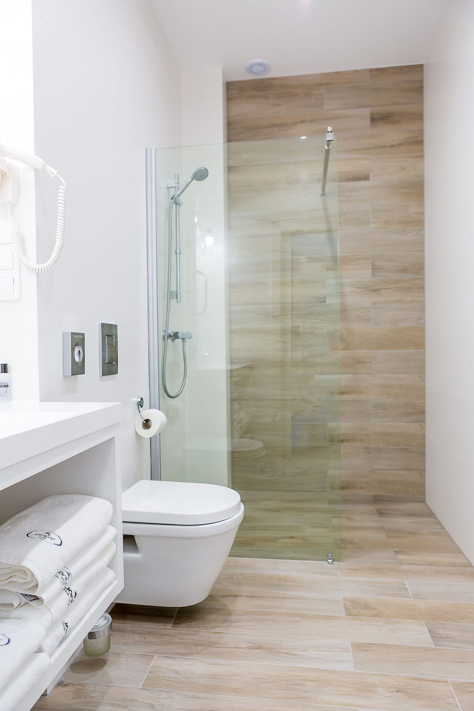 Double Comfort Plus Room | Bathroom | Shower, free toiletries, hair dryer, towels