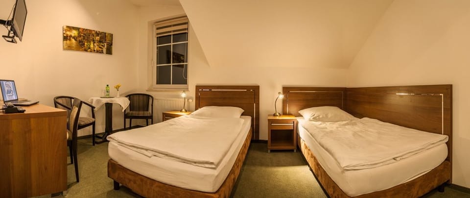 Standard Double Room | In-room safe, desk, blackout drapes, soundproofing