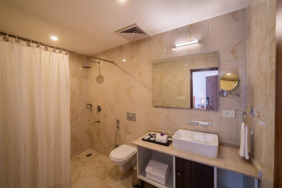 Cottage with Plunge Pool | Bathroom | Shower, free toiletries, hair dryer, bidet