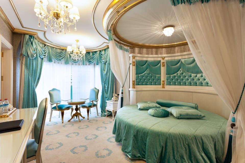 Deluxe Room | Minibar, in-room safe, individually decorated, individually furnished