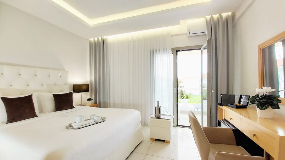 Classic Double Room | Hypo-allergenic bedding, down comforters, Tempur-Pedic beds, minibar