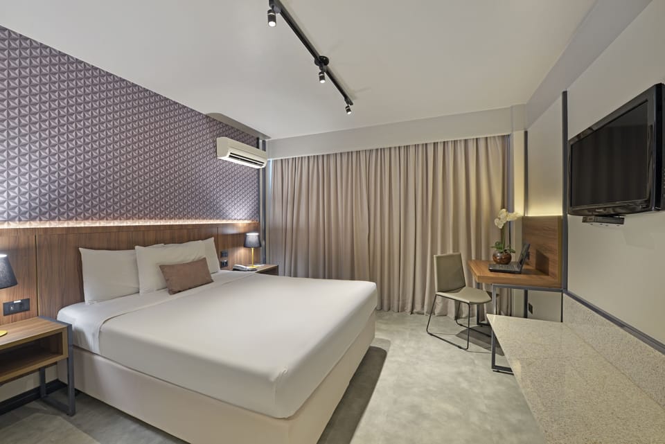 Quarto Casal | Minibar, free WiFi, bed sheets, alarm clocks