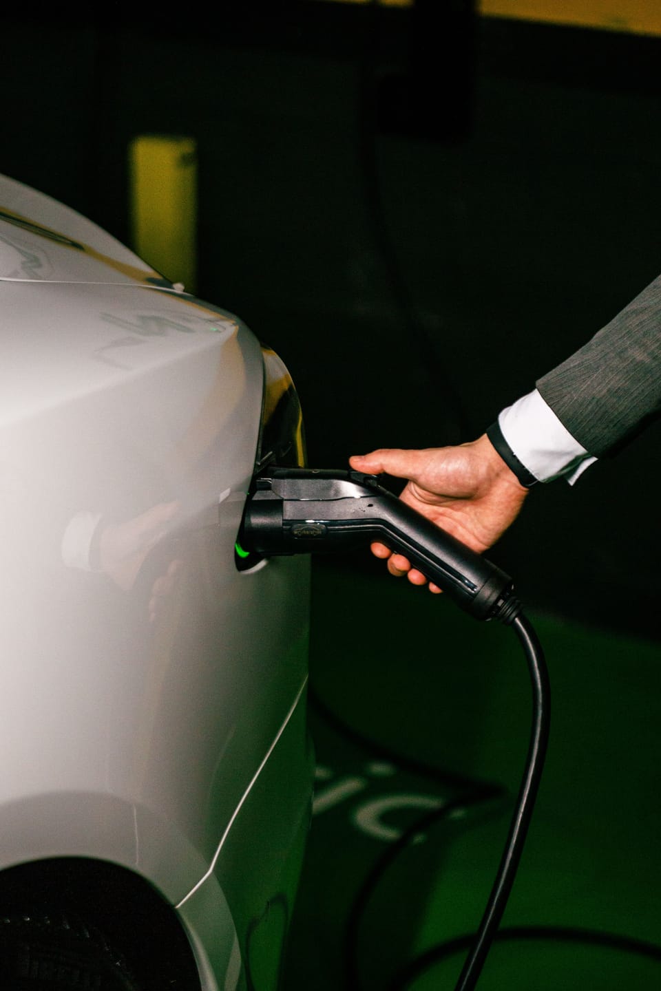 Electric vehicle charging station