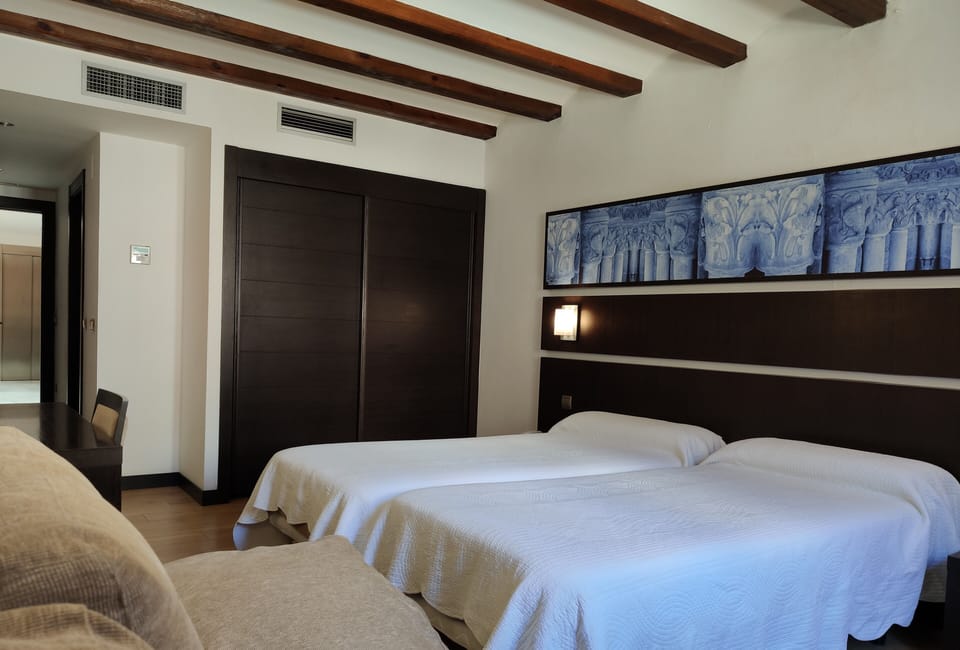 Triple Room | In-room safe, desk, laptop workspace, blackout drapes