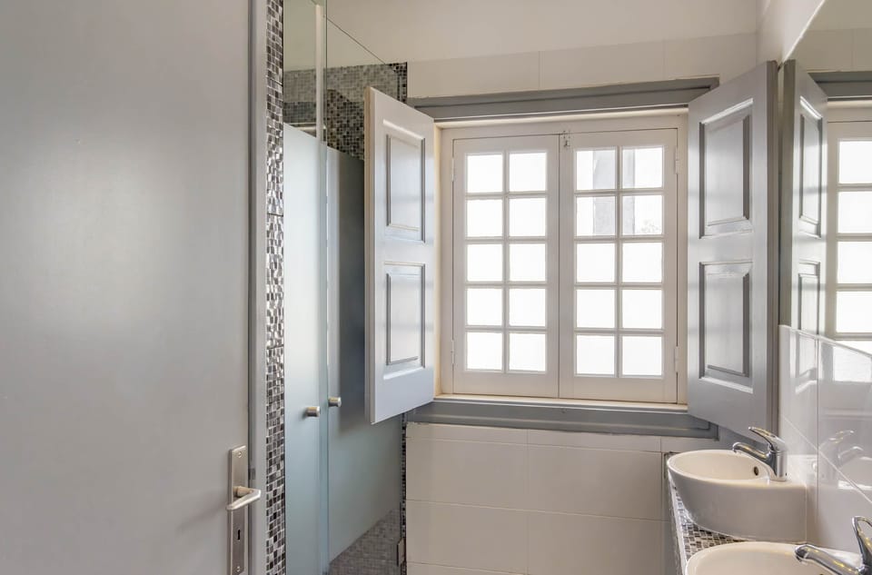 Charming Room | Bathroom | Combined shower/tub, deep soaking tub, rainfall showerhead
