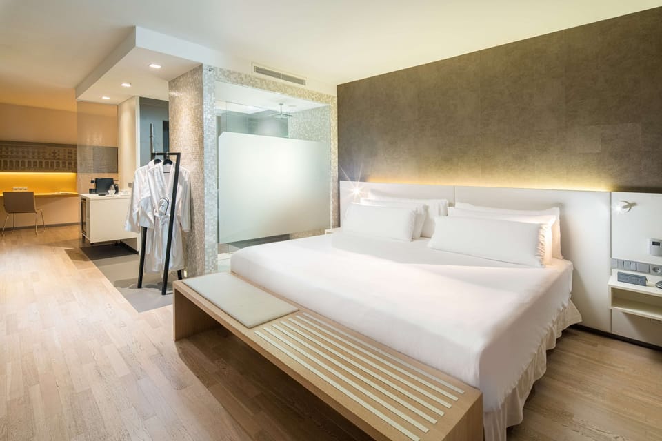 Hypo-allergenic bedding, minibar, in-room safe, desk