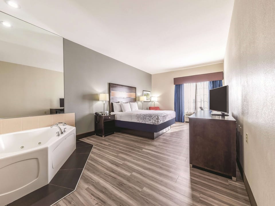 Deluxe Room, 1 King Bed, Non Smoking | Premium bedding, pillowtop beds, desk, blackout drapes