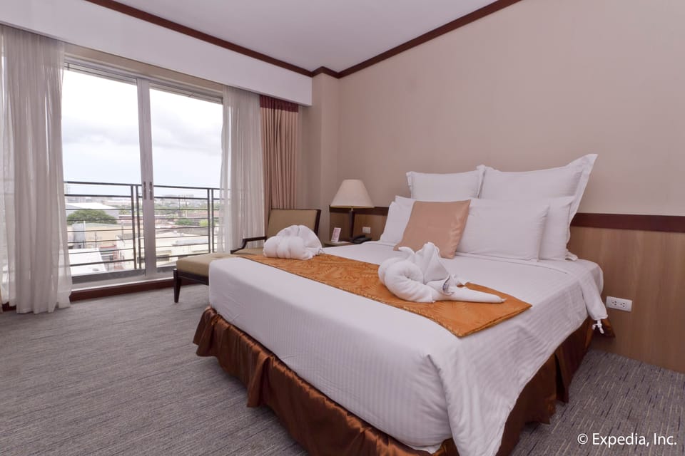 Presidential Room | Living area | 32-inch flat-screen TV with cable channels, TV
