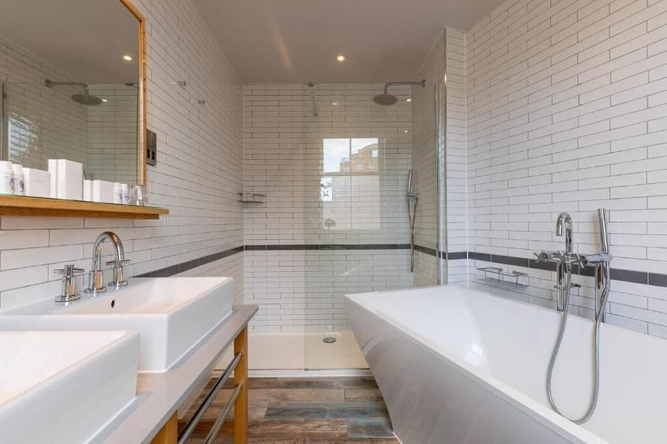 Studio Suite | Bathroom | Shower, free toiletries, hair dryer, slippers
