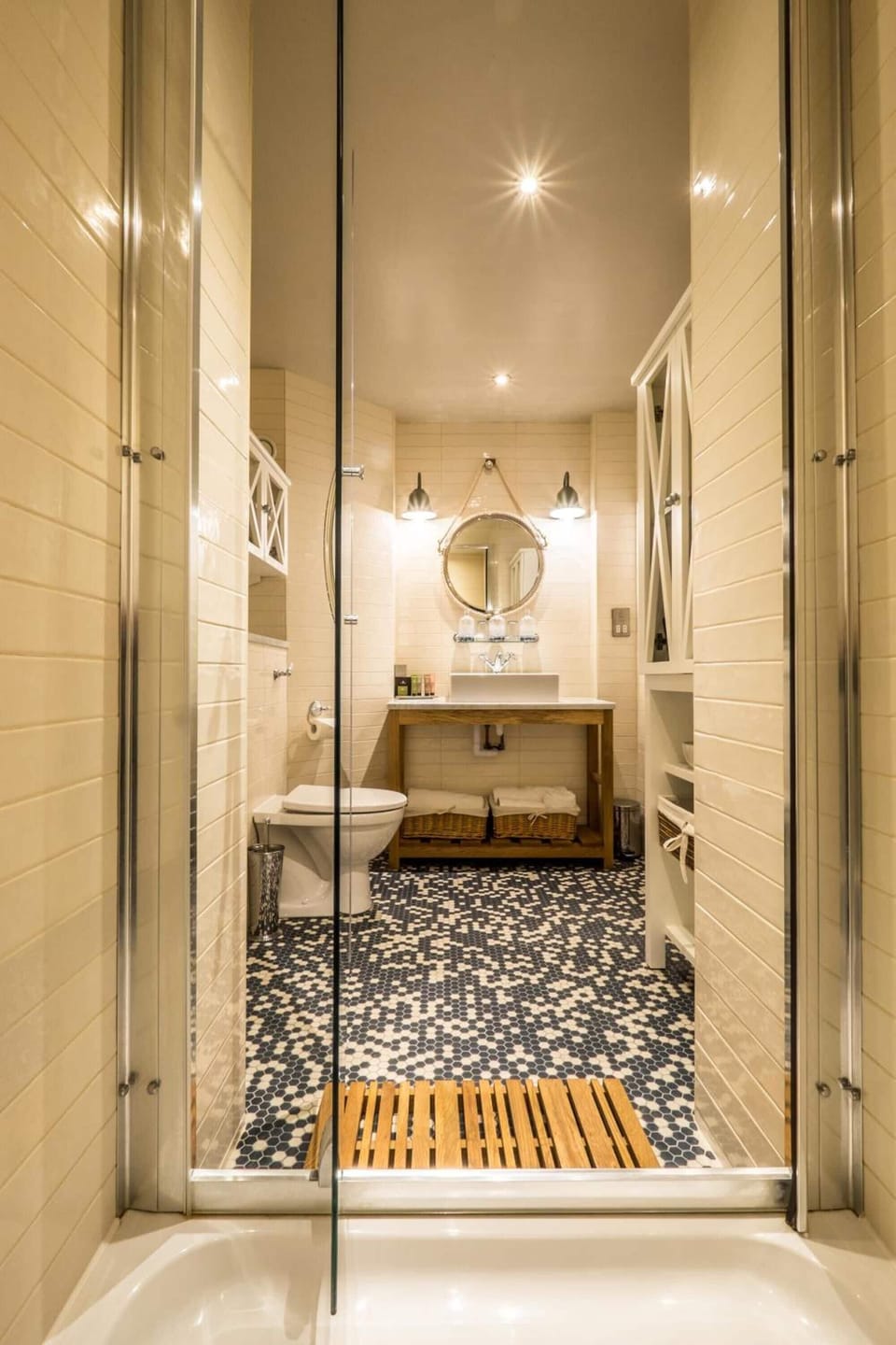 Combined shower/tub, designer toiletries, hair dryer, towels