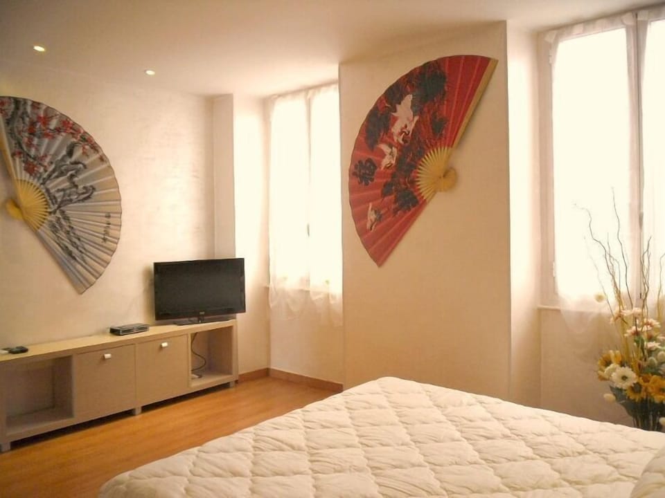 Egyptian cotton sheets, soundproofing, cribs/infant beds, free WiFi
