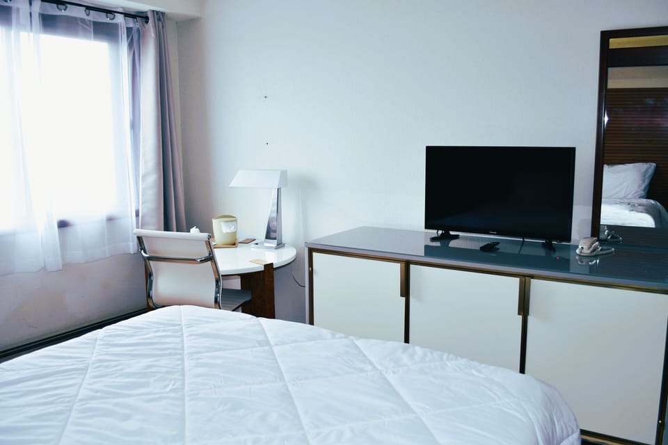 Standard Room, 1 Queen Bed | Desk, blackout drapes, rollaway beds, free WiFi