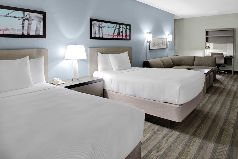 Executive Suite, 2 Double Beds | In-room safe, desk, iron/ironing board, WiFi (free)