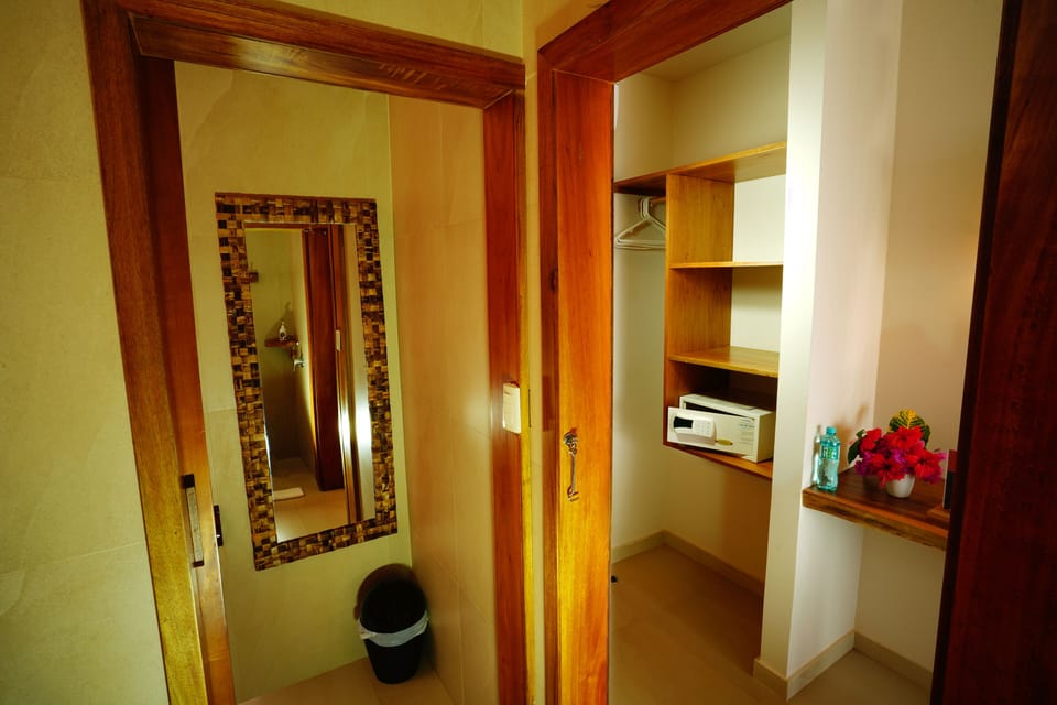 Deluxe Double Room | Hypo-allergenic bedding available, in-room safe, bed sheets