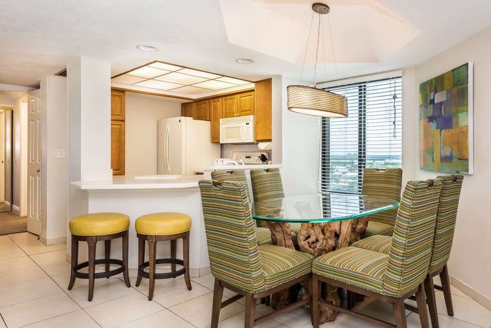 Full-size fridge, microwave, oven, stovetop