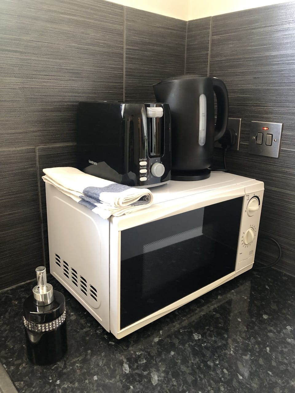 Small Two-Bedroom Apartment (Copthorne Mews, UB3 4BN) | Food and drink