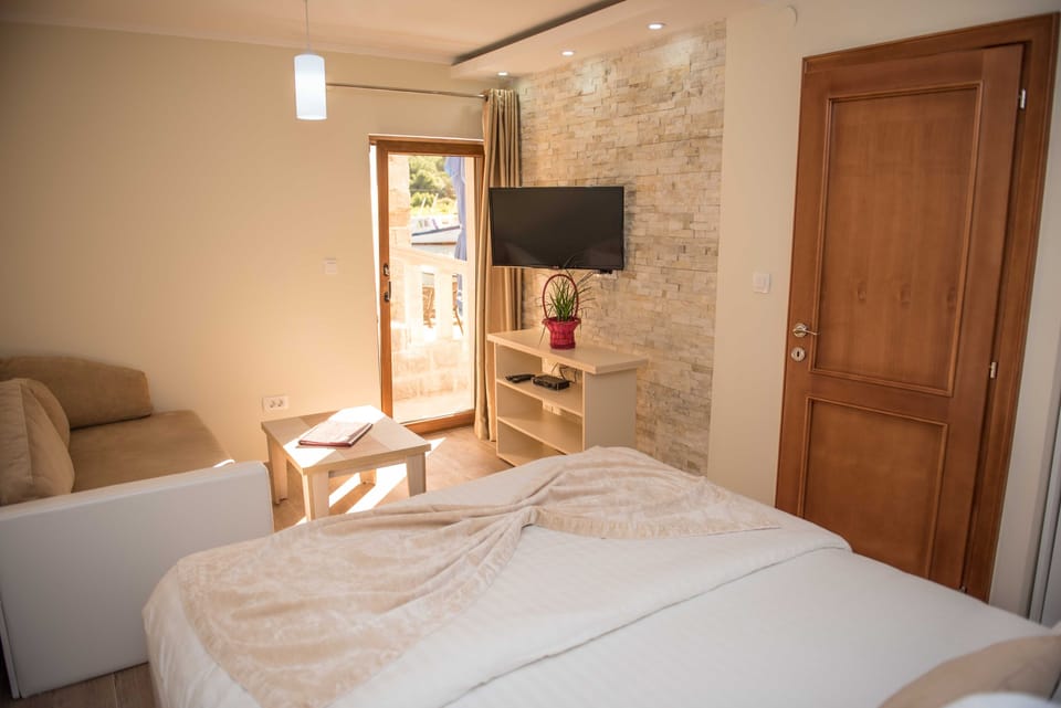 Traditional Apartment, 1 Bedroom, Mountain View, Ground Floor | Premium bedding, down comforters, memory foam beds, in-room safe
