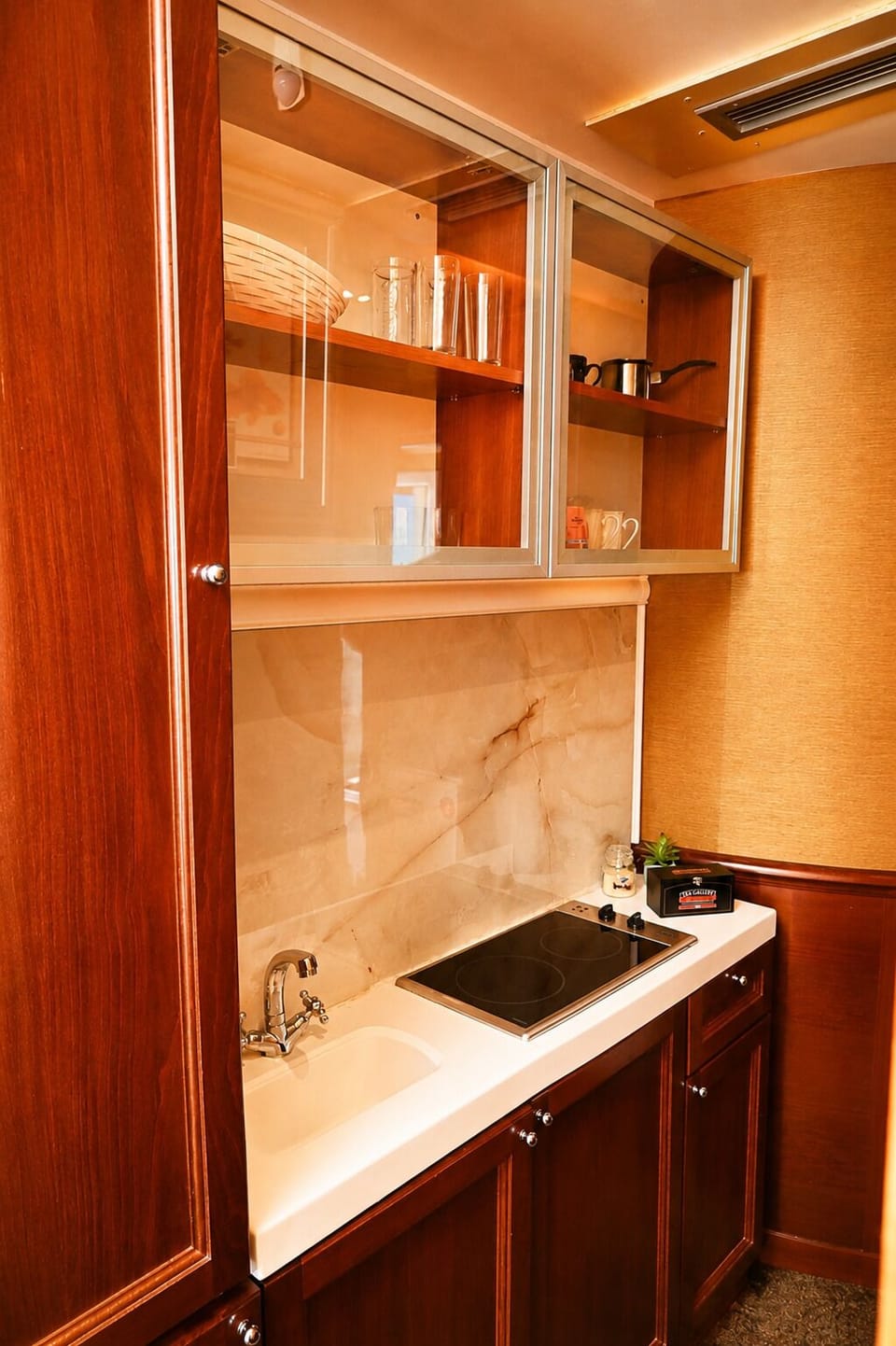 Superior Double or Twin Room | Private kitchen | Paper towels
