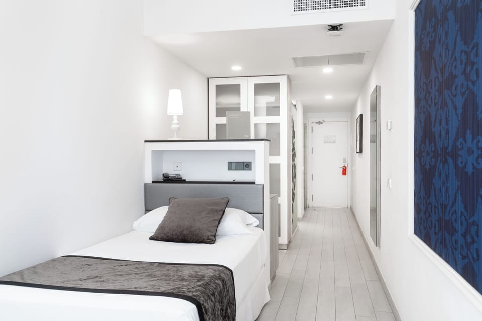 Single Room, Balcony | Minibar, iron/ironing board, free WiFi, bed sheets