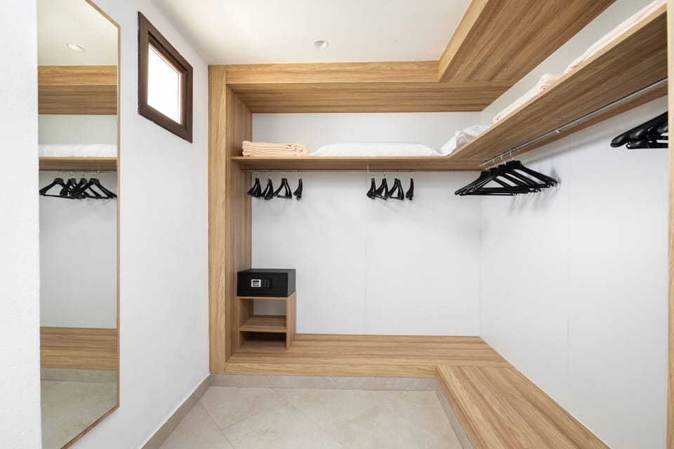 Suite, Balcony | In-room safe, WiFi (free), bed sheets
