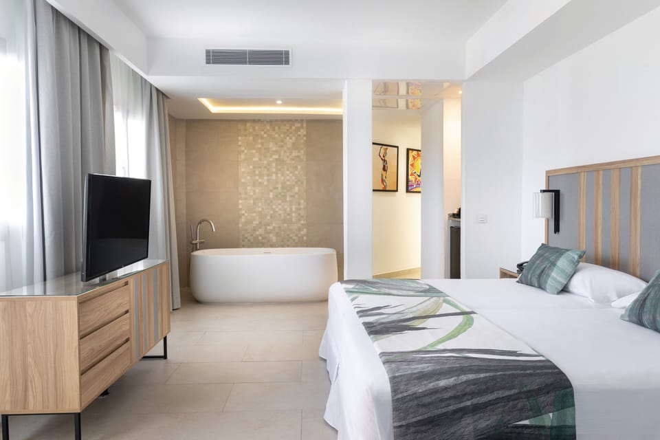 Suite, Balcony | In-room safe, WiFi (free), bed sheets