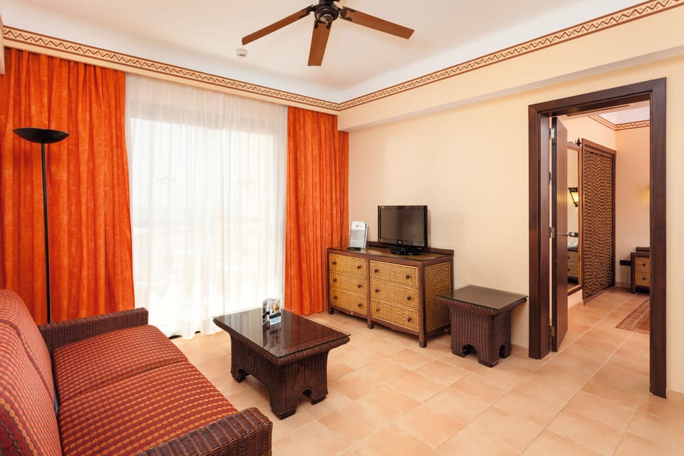 In-room safe, WiFi (free), bed sheets
