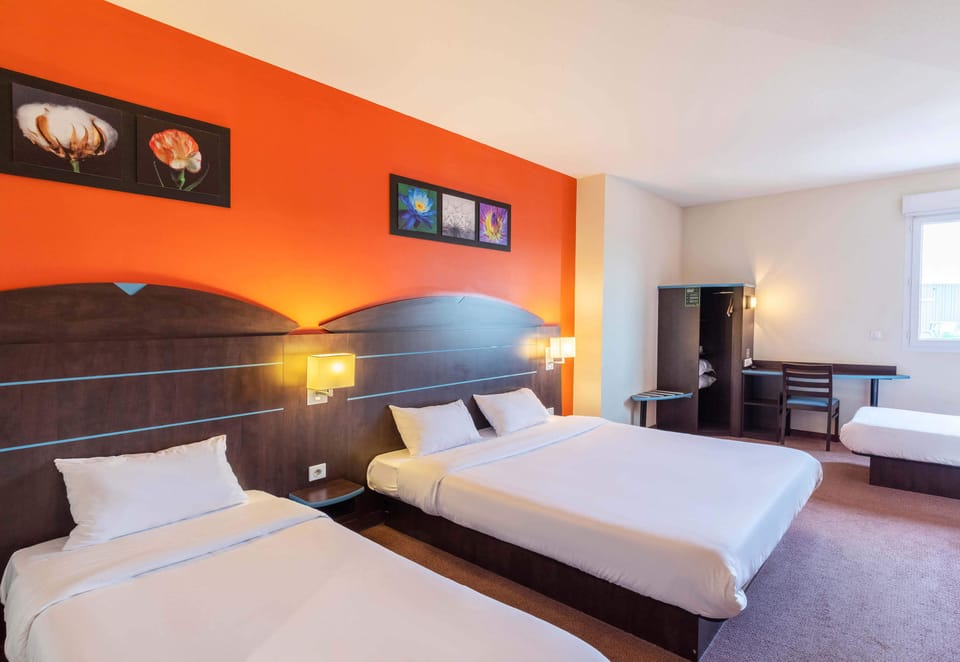 Quadruple Room | Desk, blackout drapes, soundproofing, iron/ironing board