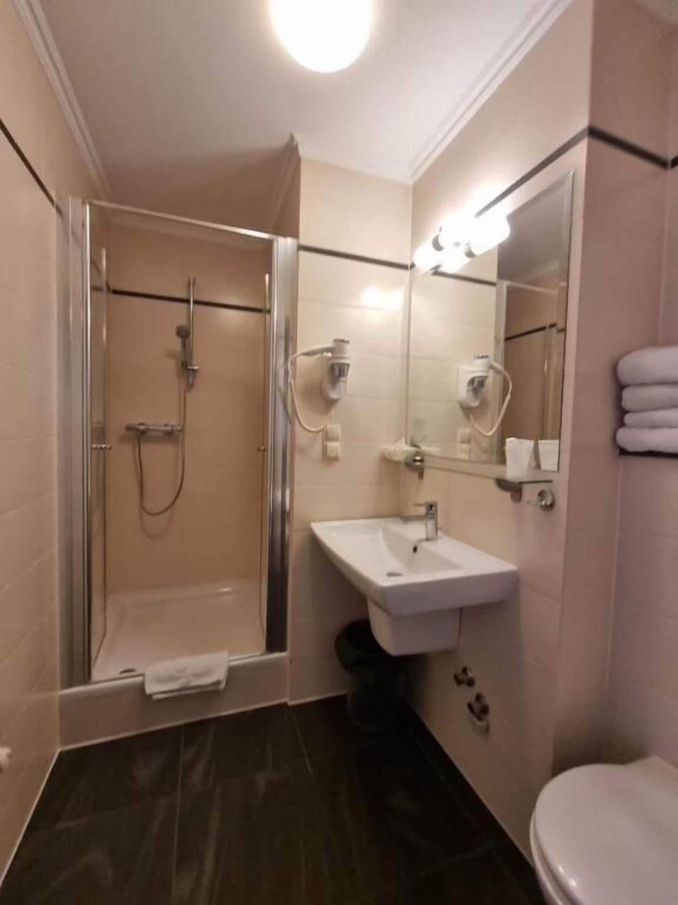 Quadruple Room, Courtyard View | Bathroom | Free toiletries, soap, shampoo, toilet paper