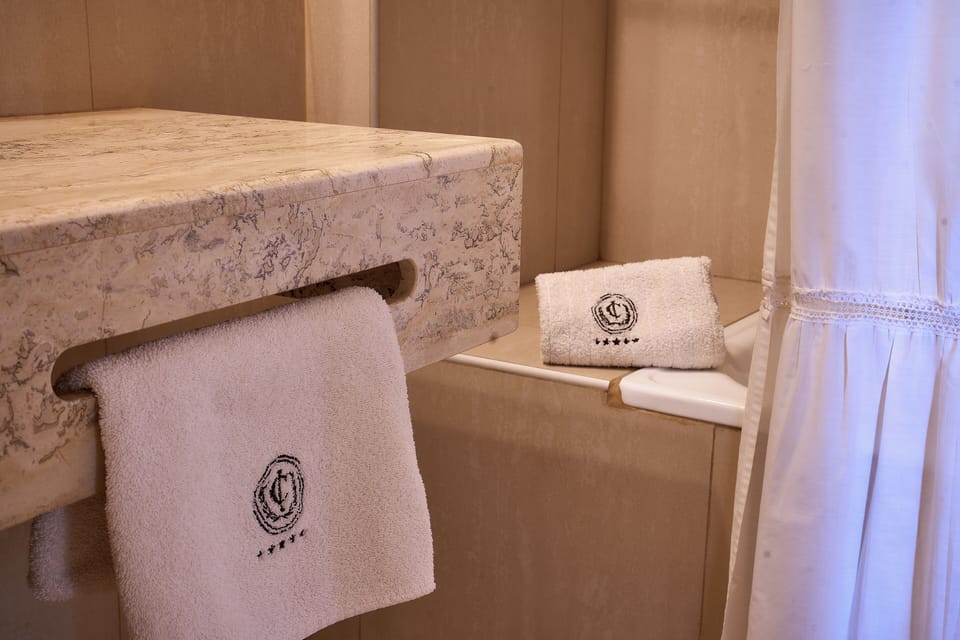 Suite | Bathroom | Combined shower/tub, rainfall showerhead, eco-friendly toiletries