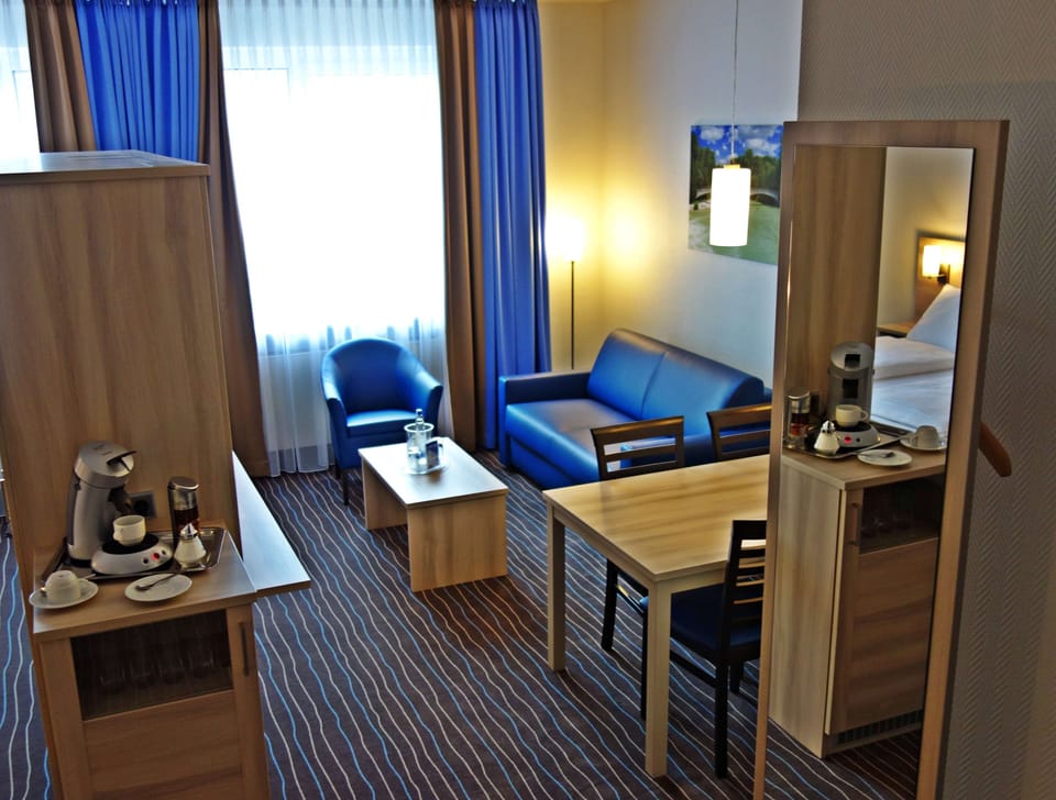 Junior Suite | Living area | 32-inch flat-screen TV with satellite channels, TV