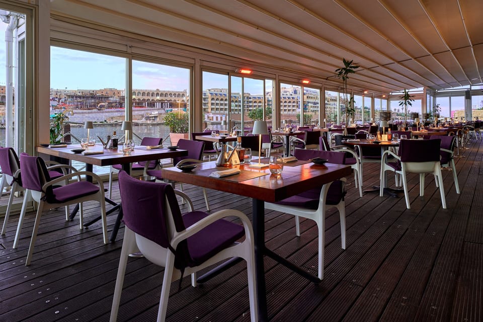 6 restaurants, breakfast, lunch, dinner served; seafood