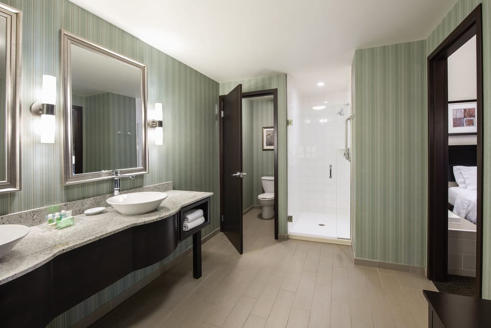 Combined shower/tub, designer toiletries, hair dryer, towels