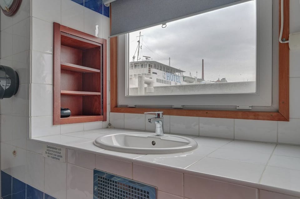 Superior double cabin on boat with seaview and private bathroom  | Bathroom | Hair dryer, towels