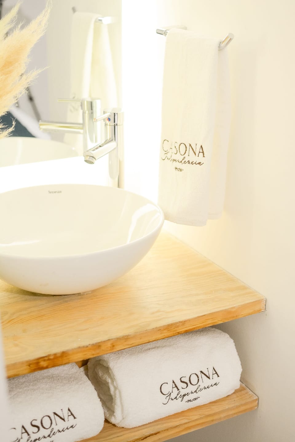 Standard Studio Suite | Bathroom | Shower, towels, soap, shampoo