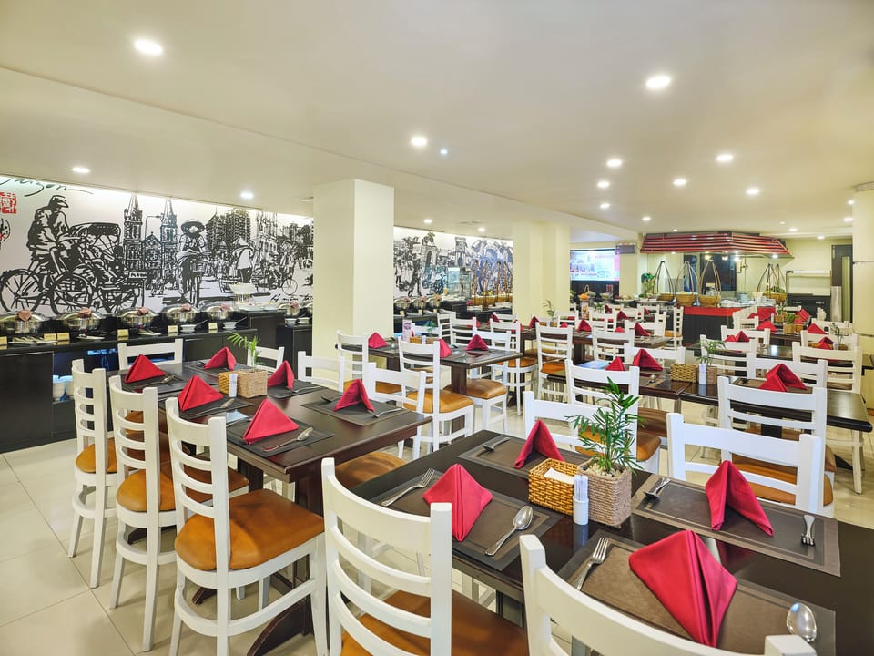 3 restaurants; lunch, dinner, and brunch served