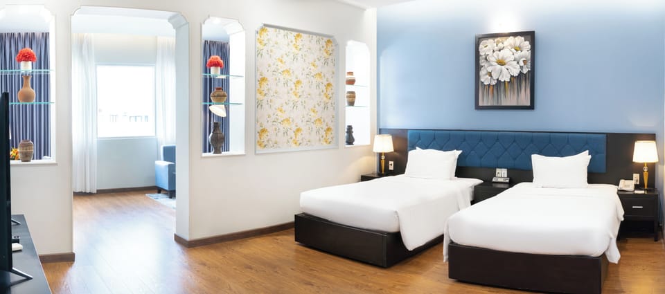Deluxe Suite Twin | Minibar, in-room safe, desk, blackout drapes