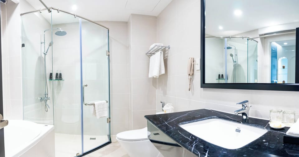 Deluxe Suite | Bathroom amenities | Combined shower/tub, free toiletries, hair dryer, bathrobes