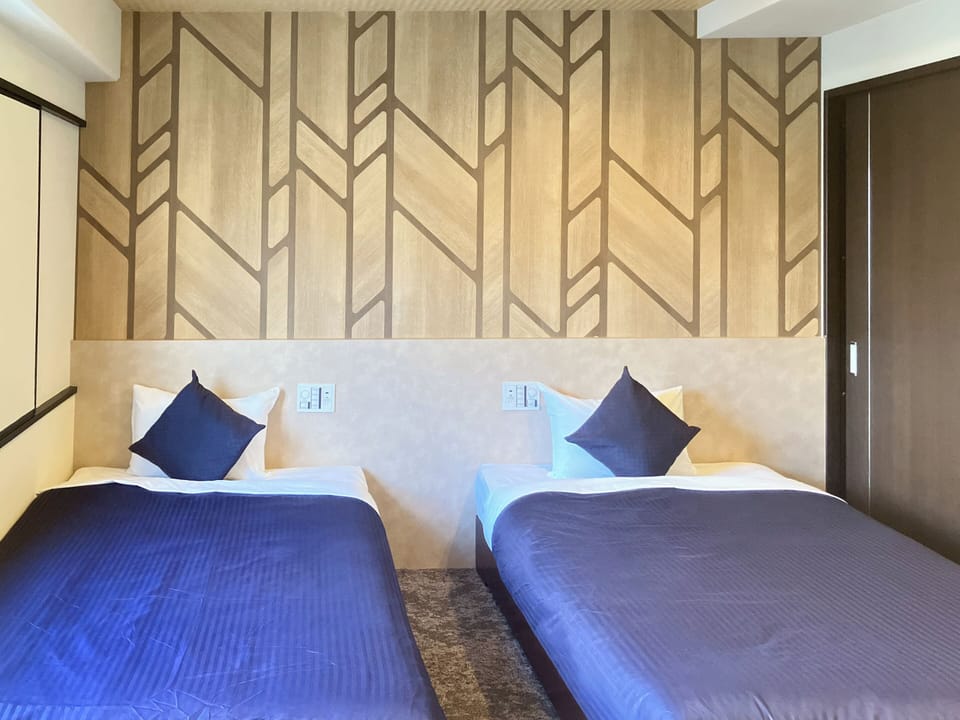 Premium Twin Room, Smoking | Desk, iron/ironing board (on request), WiFi (free)