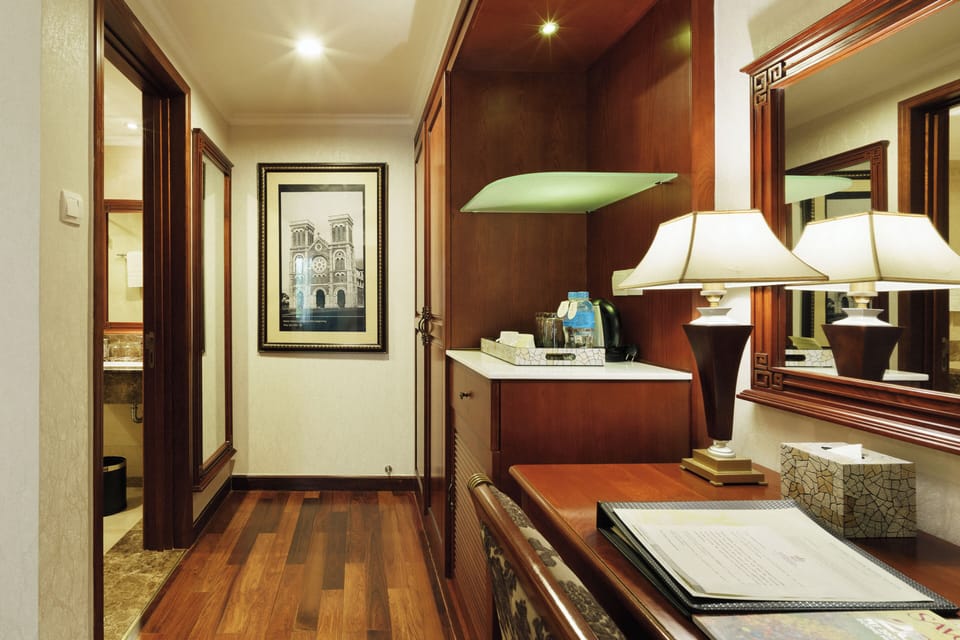 Deluxe Twin | Premium bedding, minibar, in-room safe, desk