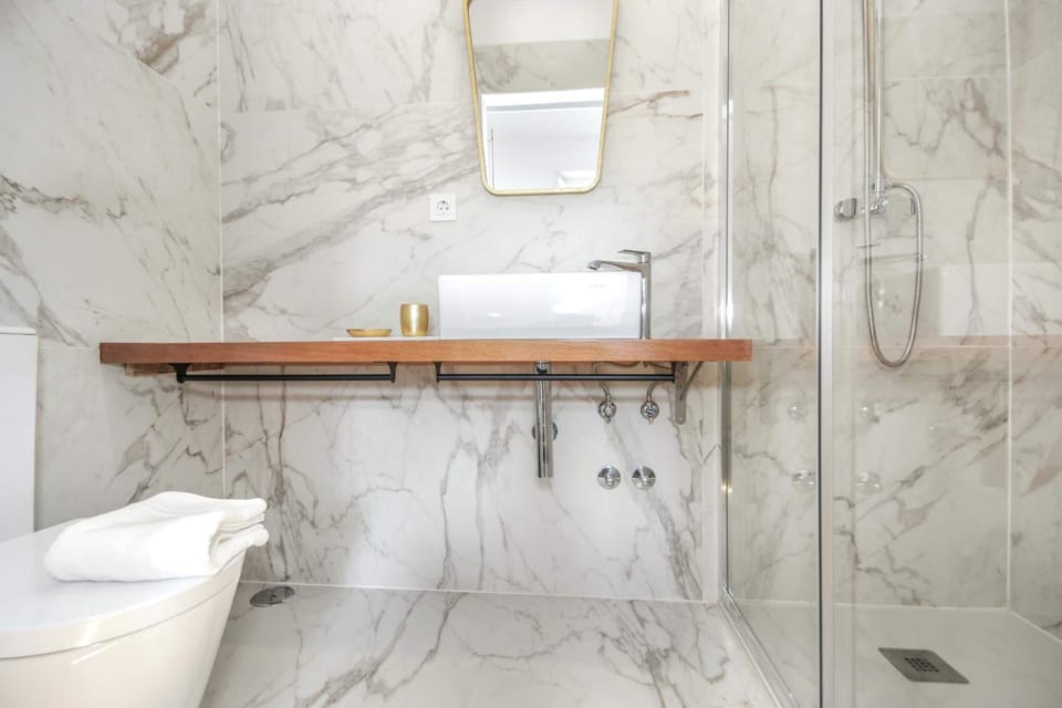 Shower, free toiletries, hair dryer, towels