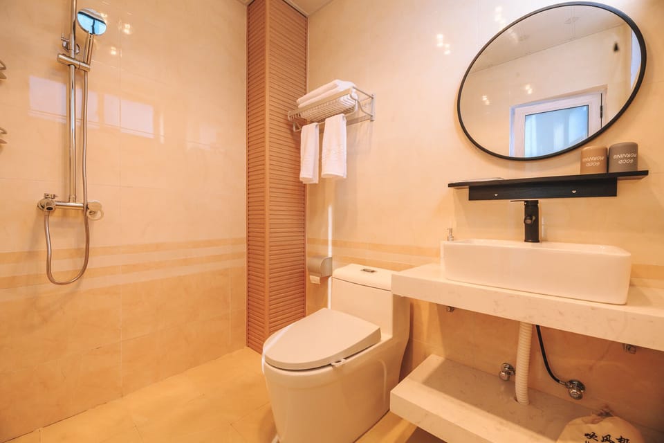 Romantic Single Room | Bathroom | Shower, rainfall showerhead, free toiletries, hair dryer