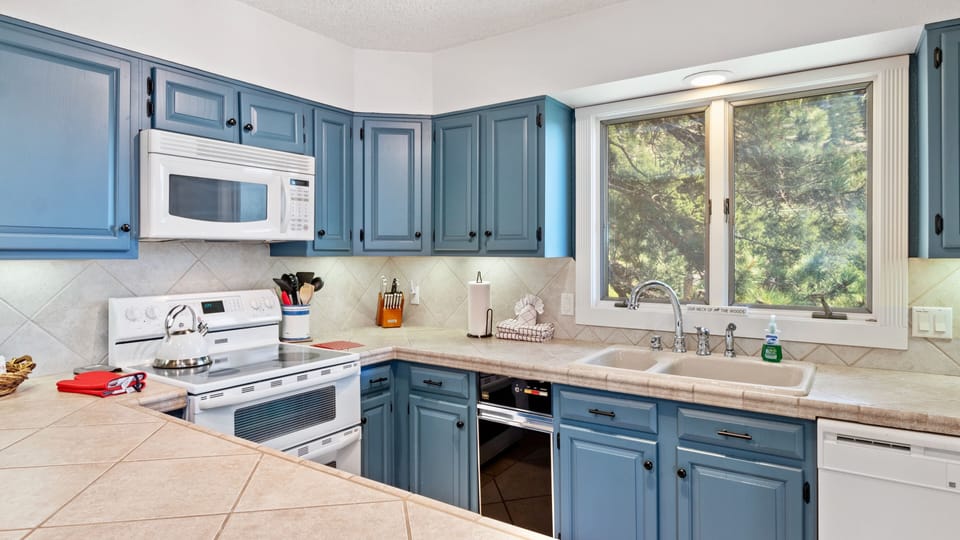 House, 6 Bedrooms | Private kitchen | Fridge, microwave, oven, dishwasher