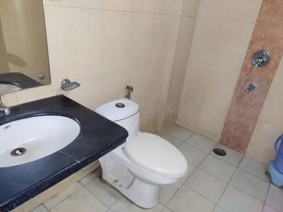 Executive Double Room | Bathroom | Shower, towels