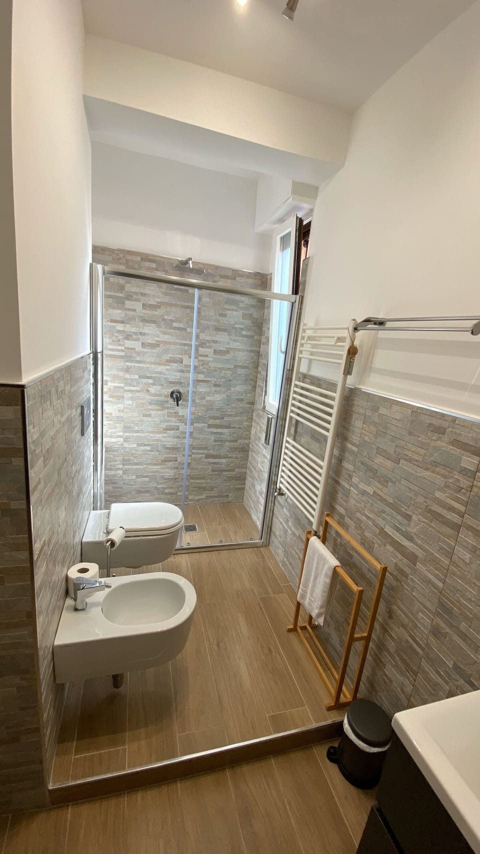 Comfort Triple Room | Bathroom | Shower, rainfall showerhead, free toiletries, hair dryer