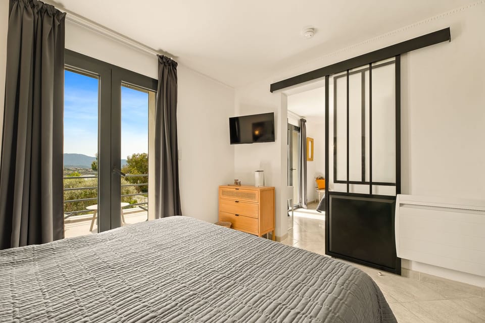 Junior Suite, 2 Bedrooms, Balcony, Sea View | Premium bedding, pillowtop beds, minibar, desk