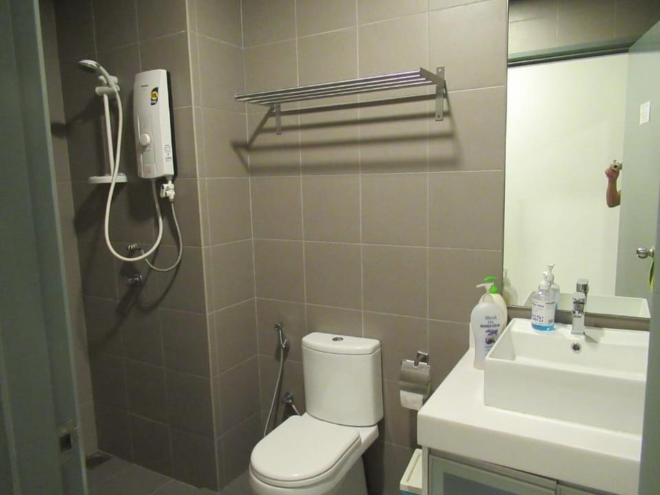 Shower, bidet, towels