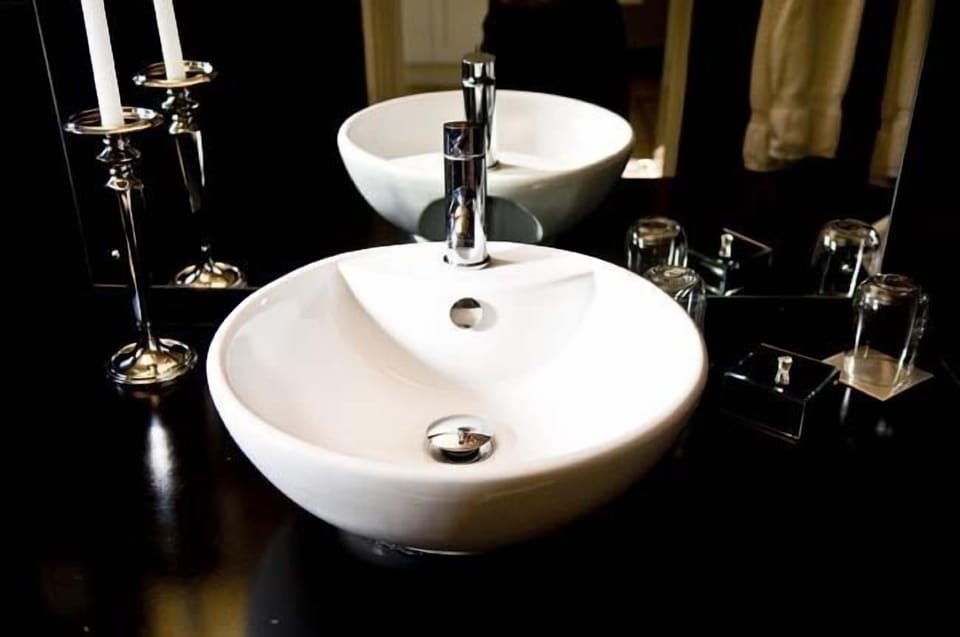 Bathroom sink