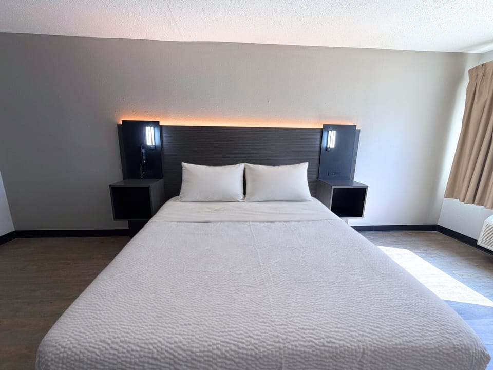 Deluxe Room, 1 Queen Bed, Non Smoking, Refrigerator & Microwave | Desk, laptop workspace, blackout drapes, free WiFi