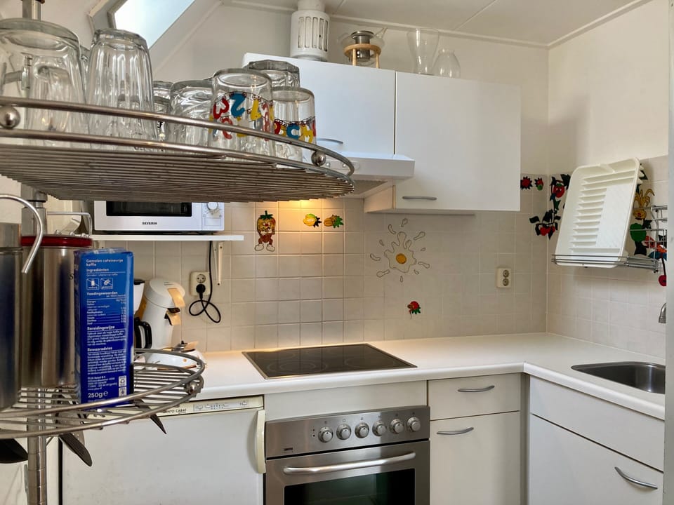 Bungalow, 2 Bedrooms, Terrace, Garden View | Private kitchen
