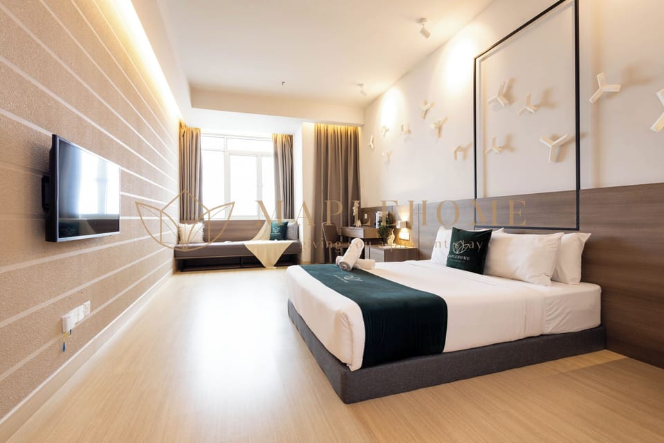 Premier Suite, 1 Queen Bed, Non Smoking | Desk, blackout drapes, iron/ironing board, WiFi (free)